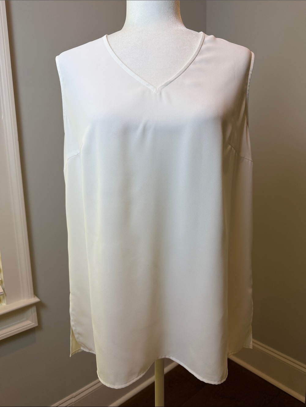 Ming Wang Cream V-Neck Sleeveless Blouse. Size Small. NWOT.